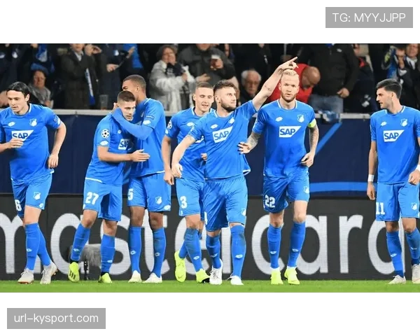 特写：终场哨响，霍芬海姆后卫在对方半区完成关键拦截后瘫倒在地